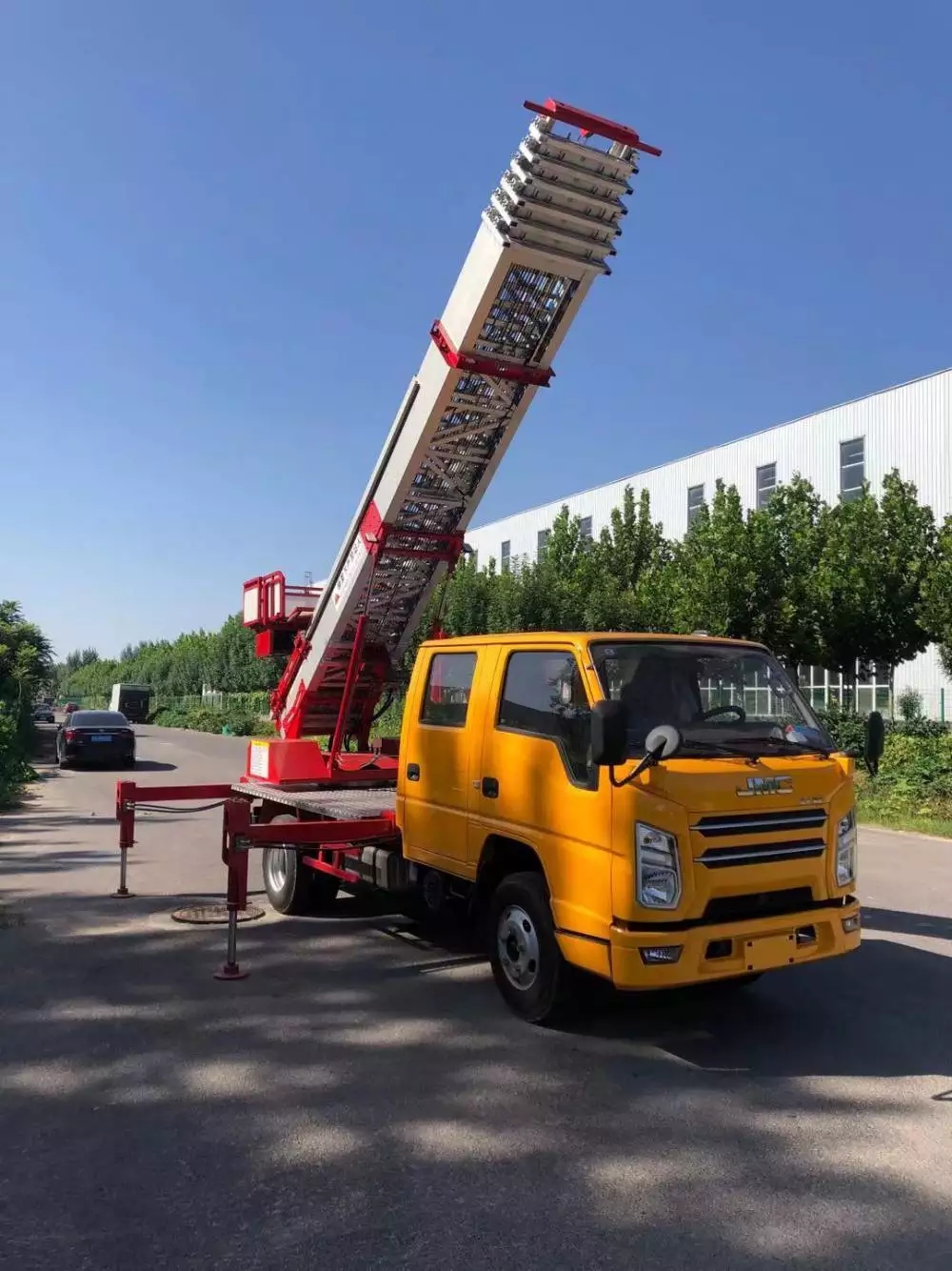 湖州附近的云梯车出租服务：轻松解决高空作业需求