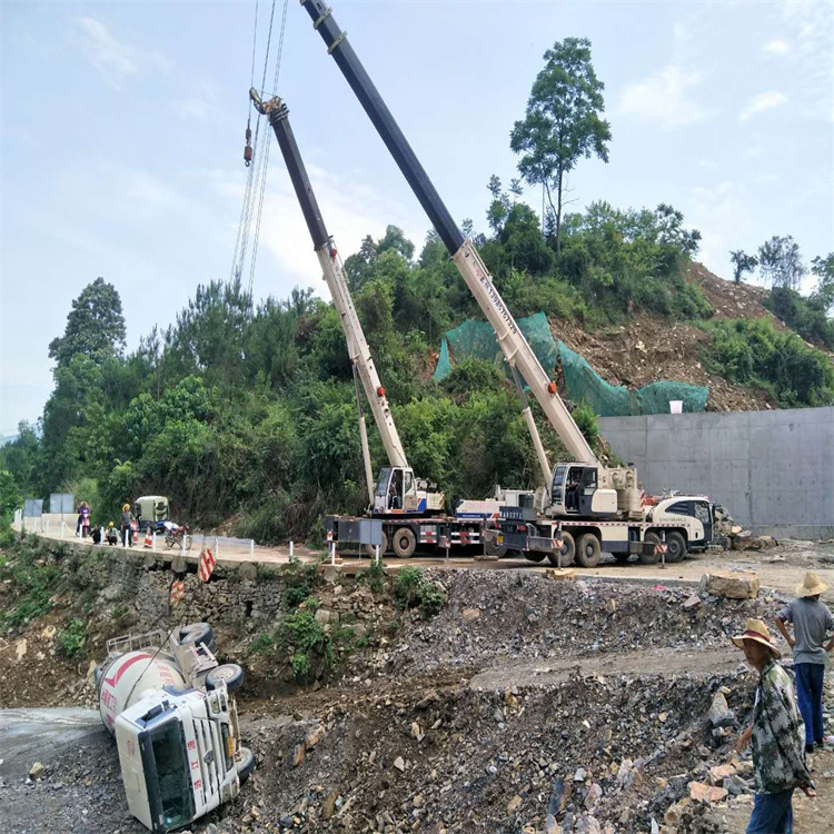 湖州汽车掉沟里叫吊车救援要多少钱